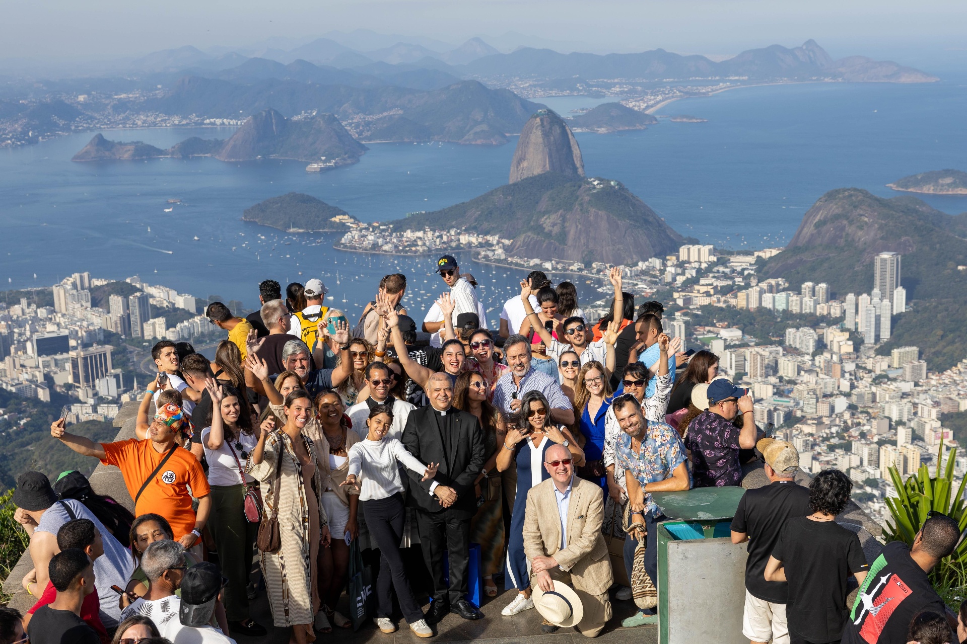 Grupo da RCAW no Cristo Redentor, com vista para a Baía de Guanabara e o Pão de Açúcar